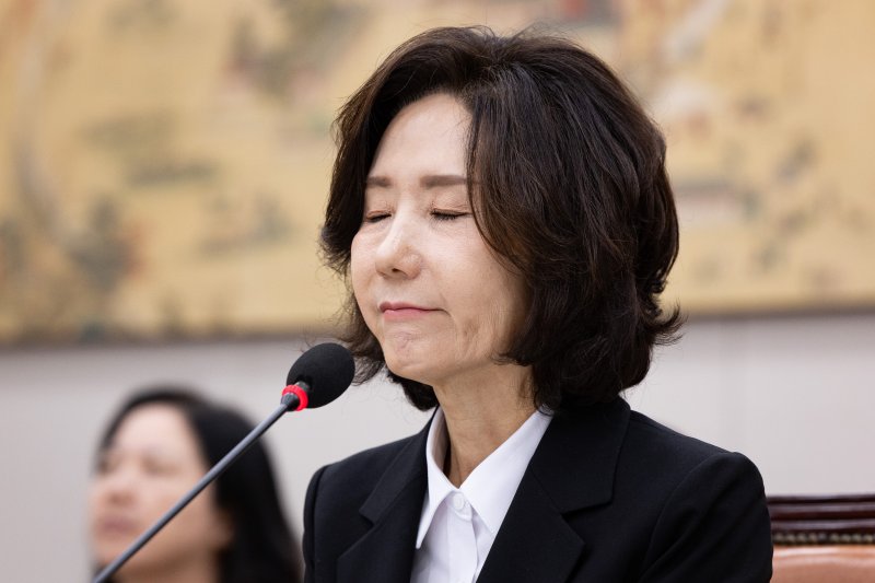 이진숙 사회부총리 겸 교육부 장관 후보자가 16일 오전 서울 여의도 국회 교육위원회에서 열린 인사청문회에서 의원 질의를 들으며 눈을 감고 있다. 2025.7.16/뉴스1 ⓒ News1 유승관 기자