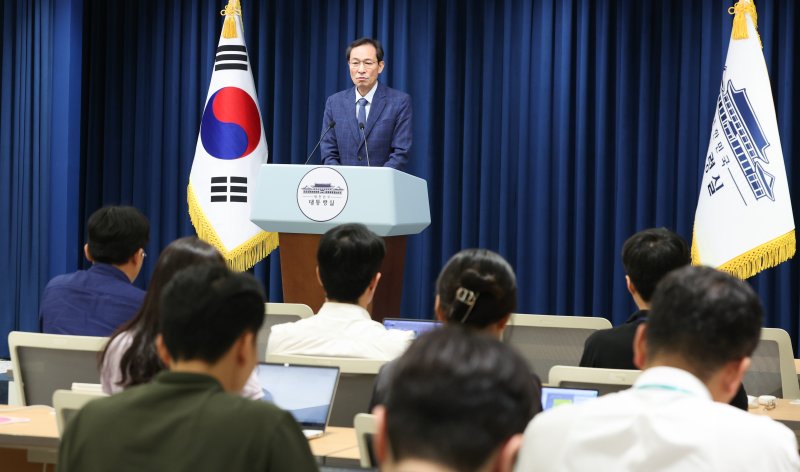 우상호 정무수석이 20일 서울 용산구 대통령실 청사에서 이진숙 사회부총리 겸 교육부 장관 후보자 지명 철회 관련 브리핑을 하고 있다. 2025.7.20/뉴스1 ⓒ News1 허경 기자