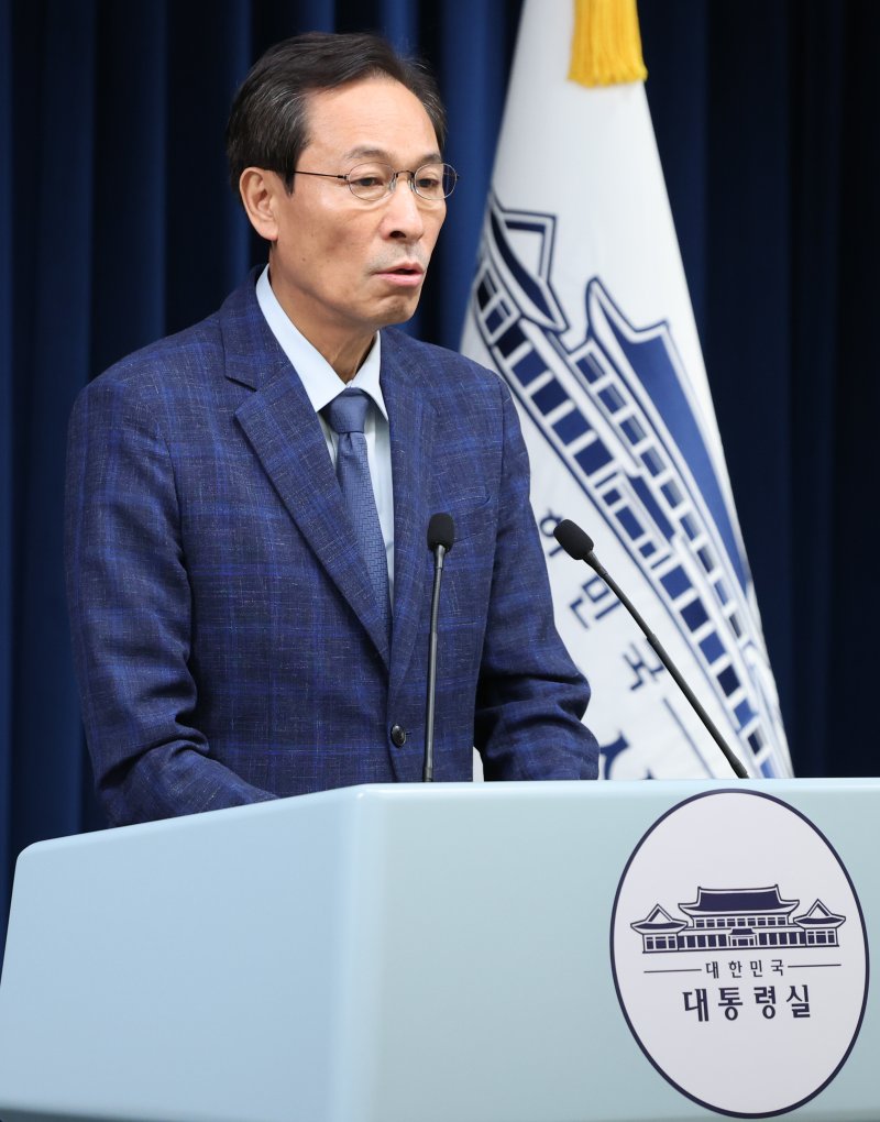 우상호 정무수석이 20일 서울 용산구 대통령실 청사에서 이진숙 사회부총리 겸 교육부 장관 후보자 지명 철회 관련 브리핑을 하고 있다. 2025.7.20/뉴스1 ⓒ News1 허경 기자