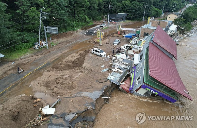 무너진 편의점 (출처=연합뉴스)