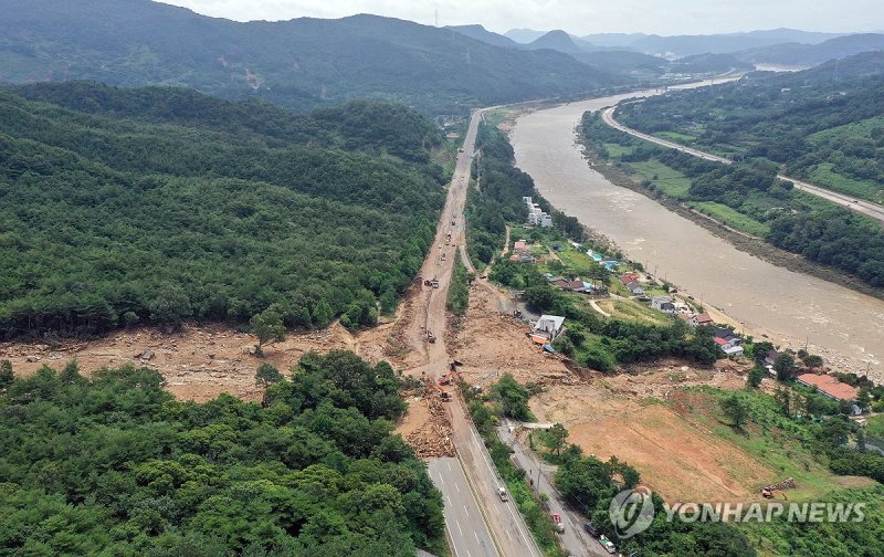 산청, 산사태·폭우 피해 도로 복구 작업 (출처=연합뉴스)