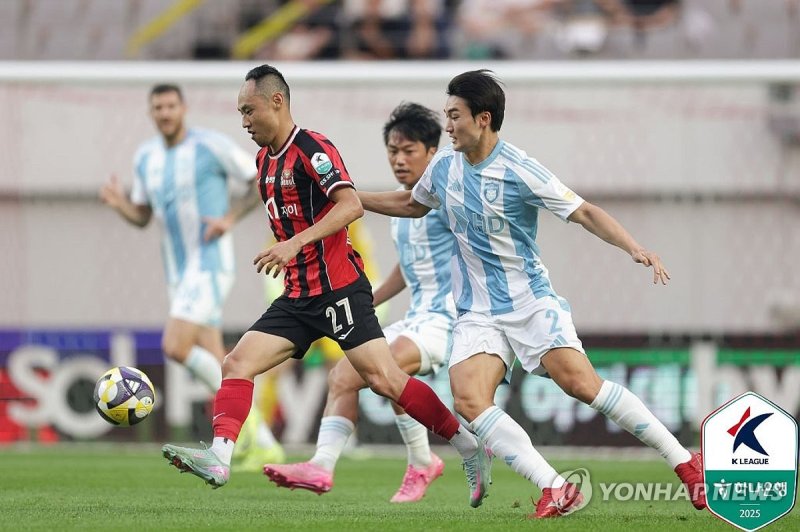 드리블하는 문선민 (출처=연합뉴스)