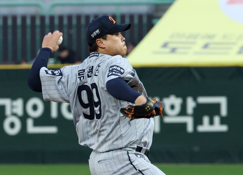 역투하는 한화 이글스 투수 류현진. 2025.4.17/뉴스1 ⓒ News1 박세연 기자
