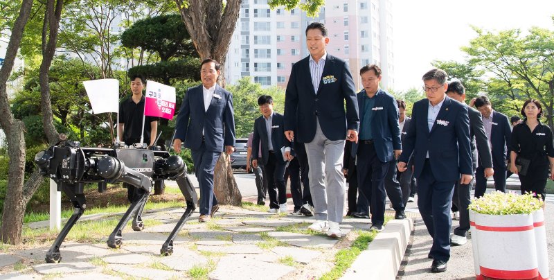 민선 8기 2년차 4족 보행로봇과 첫 출근하는 김장호 시장 (사진=구미시 제공) *재판매 및 DB 금지