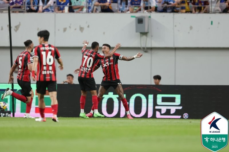 FC서울 린가드(오른쪽)가 20일 서울월드컵경기장에서 열린 하나은행 K리그1 2025 22라운드 울산HD와 홈 경기에서 전반 41분 결승 골을 터뜨린 뒤 동료들의 축하를 받고 있다. (한국프로축구연맹 제공)