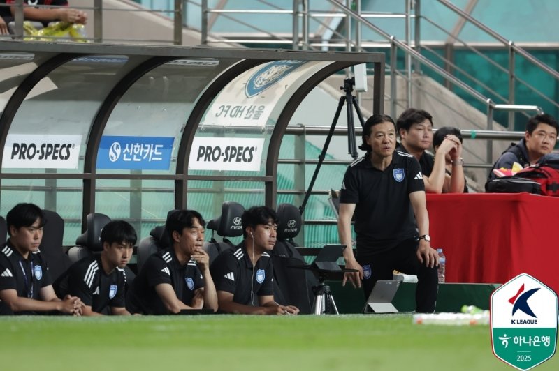 김판곤 감독(오른쪽)과 울산HD 코칭스태프. (한국프로축구연맹 제공)