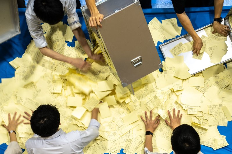 20일 일본 도쿄에서 선거관리위원회 직원들이 참의원(상원) 투표 용지를 검수하고 있다.AFP연합뉴스