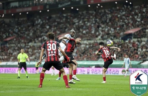 헤더를 시도하는 울산 HD의 말컹 (출처=연합뉴스)