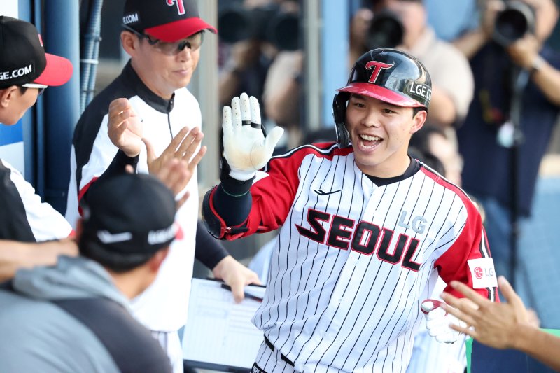 20일 오후 서울 송파구 잠실야구장에서 열린 프로야구 '2025 신한 SOL뱅크 KBO 리그' 롯데 자이언츠와 LG트윈스의 경기에서 1회말 LG 공격 1사 주자 없는 상황 문성주가 솔로홈런을 치고 기뻐하고 있다. 2025.7.20/뉴스1 ⓒ News1 이승배 기자