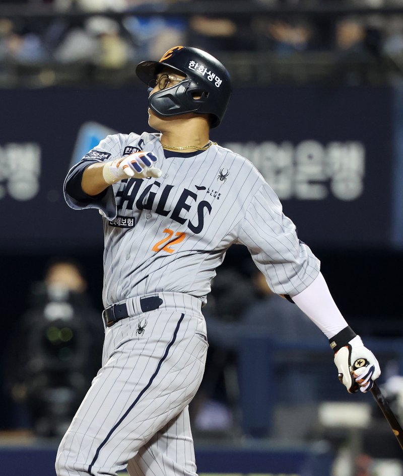 [서울=뉴시스] 김명년 기자 = 28일 서울 송파구 잠실야구장에서 열린 2025 KBO리그 한화 이글스와 LG 트윈스의 경기, 11회초 2사 주자 1루 상황 한화 채은성이 2점 홈런을 치고 있다. 2025.05.28. kmn@newsis.com
