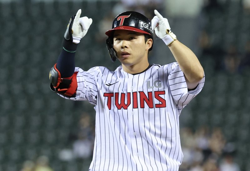 [서울=뉴시스] 이영환 기자 = 12일 오후 서울 송파구 잠실야구장에서 열린 2025 KBO리그 SSG 랜더스와 LG 트윈스의 경기, 5회말 2사 2,3루에서 LG 문성주가 1타점 안타를 날린 후 기뻐하고 있다. 2025.06.12. 20hwan@newsis.com