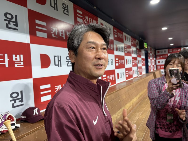 [서울=뉴시스] 신유림 기자 = 프로야구 키움 히어로즈의 설종진 감독대행이 15일 서울 고척스카이돔에서 진행된 키움 1군 선수단과 첫 인사를 나눈 뒤 훈련을 앞두고 더그아웃에서 인터뷰를 진행하고 있다. 2025.07.15. spicy@newsis.com *재판매 및 DB 금지
