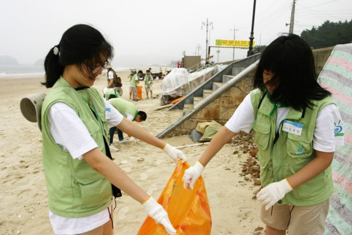 [서울=뉴시스] 지난 2008년 진행된 동아에스티 청소년 환경사랑 생명사랑 교실 모습. (사진=동아에스티 제공) 2025.07.21. photo@newsis.com *재판매 및 DB 금지