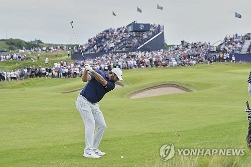 그린을 공략하는 셰플러. (출처=연합뉴스)