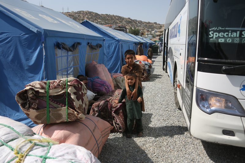 [카불( 아프가니스탄)= 신화/뉴시스] 7월 20일 카불 부근의 임시 난민 수용 천막촌에서 보이고 있는 난민 어린이들. 아프가니스탄은 19일 하루 동안에 1500 명이 넘는 난민들이 이웃 이란과 파키스탄에서 일시에 귀국했다고 국영 통신을 통해 밝혔다. 2025. 07.21.