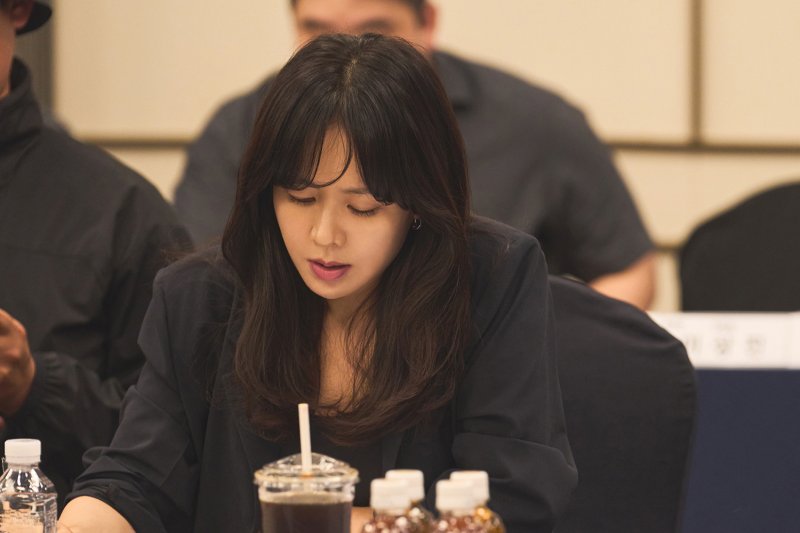 손예진, 엔터 대표된다…조유리와 넷플릭스 '버라이어티' 확정