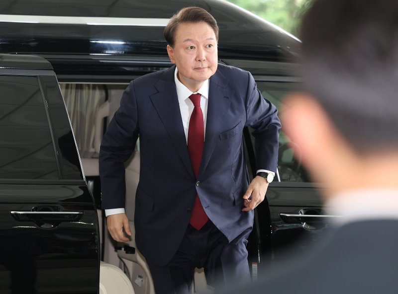 윤석열 전 대통령이 28일 오전 대면 조사를 받기 위해 서울 서초구 서울고검에 마련된 내란특검 사무실로 출석하고 있다. (공동취재) 2025.6.28/뉴스1 ⓒ News1 김성진 기자