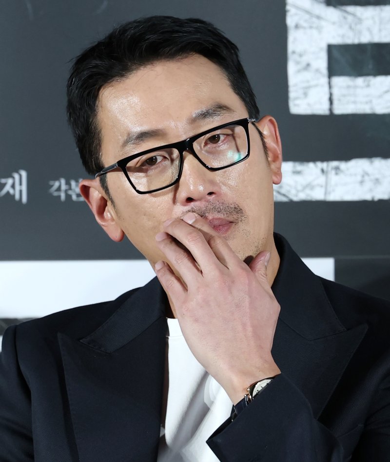 하정우, 별명 요청 팬에 최음제 댓글 논란…무리수 vs 의도없어 갑론을박