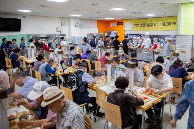 [서울=뉴시스] 과천시장애인복지관 초복맞이 특식 이벤트 봉사활동 모습.(사진=아워홈 제공) *재판매 및 DB 금지