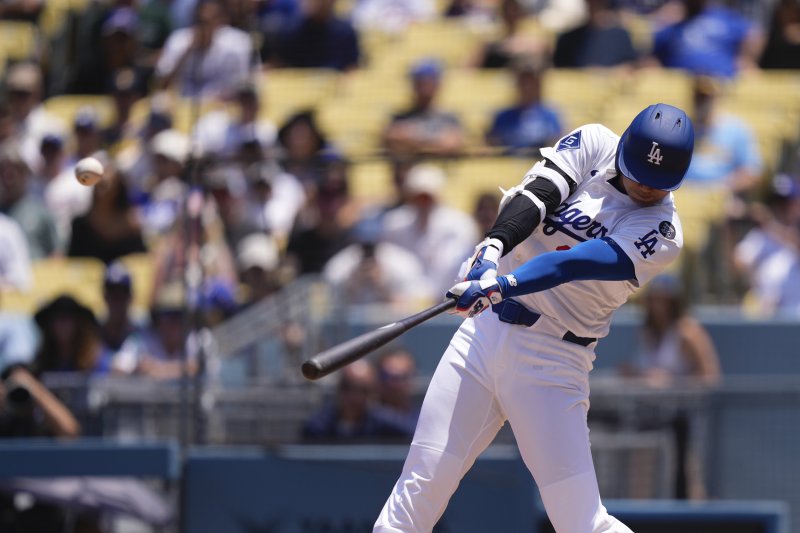 [로스앤젤레스=AP/뉴시스] LA 다저스의 오타니 쇼헤이가 20일(현지 시간) 미 캘리포니아주 로스앤젤레스의 다저 스타디움에서 열린 2025 메이저리그 밀워키 브루어스와의 경기 3회 말 2점 홈런(34호)을 치고 있다. 오타니는 3타수 1안타 2타점 1득점 1볼넷을 기록했고 다저스는 5-6으로 패했다. 2025.07.21