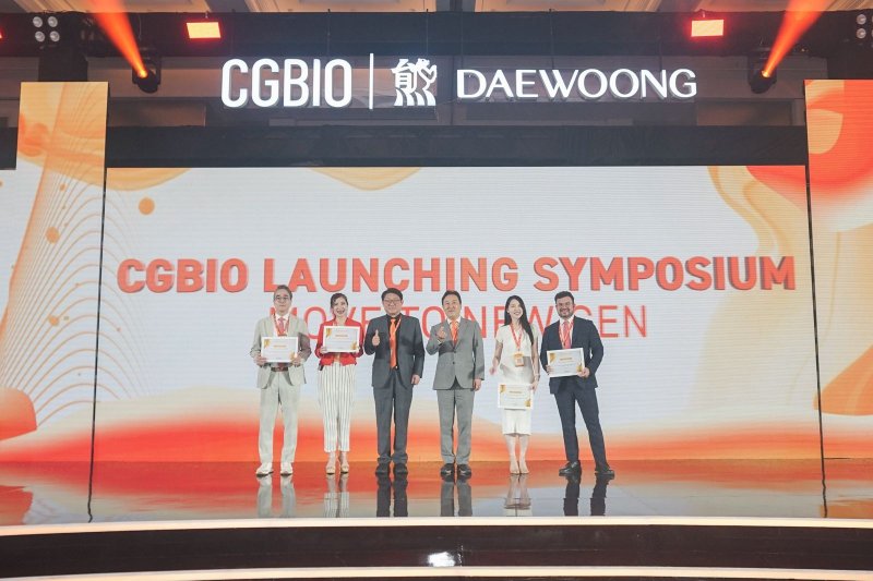 '나보타 론칭 심포지엄'에 참가한 연사들이 기념 사진을 촬영하고 있다.(대웅제약 제공)/뉴스1