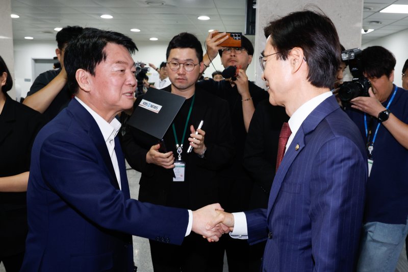 바카라사이트 온카판 국민의힘 의원(왼쪽)이 지난달 21일 오전 서울 여의도 국회 소통관에서 현안 기자회견을 마친 뒤 당대표 출마 선언을 앞둔 조경태 의원과 악수하고 있다. 사진=바카라사이트 온카판1