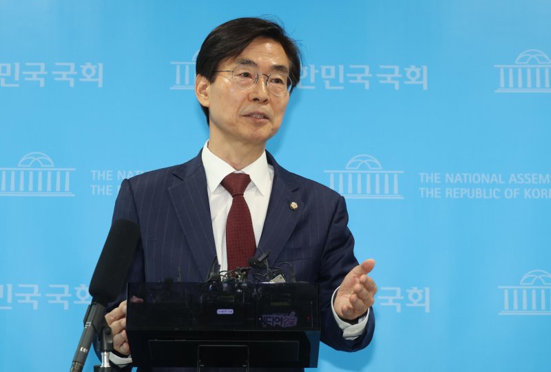 조경태 국민의힘 의원이 21일 오전 서울 여의도 국회 소통관에서 당대표 출마선언 기자회견을 마치고 취재진의 질문에 답변하고 있다. 뉴시스