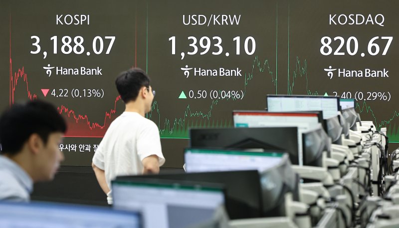 서울 중구 하나은행 본점 딜링룸 전광판./뉴스1 ⓒ News1 김도우 기자