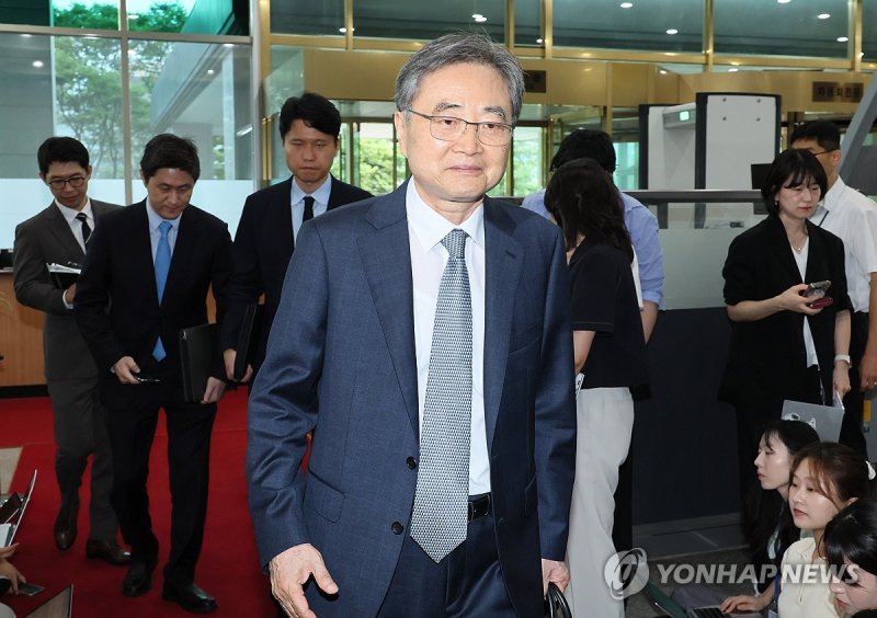 출근하는 조현 외교부 장관 (출처=연합뉴스)