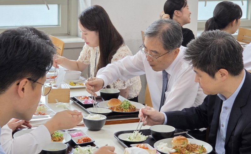 조현 외교부 장관(오른쪽 가운데)이 21일 서울 종로구 정부서울청사 별관 구내 식당에서 직원들과 함께 점심 식사를 하고 있다. 공동취재