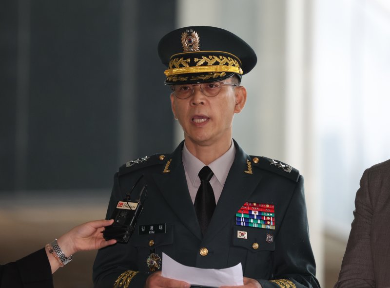 김용대 드론작전사령관이 17일 서울 서초구 서울고등법원에 마련된 조은석 내란 특검 사무실에 피의자 신분으로 출석, 입장을 밝히고 있다. 뉴시스