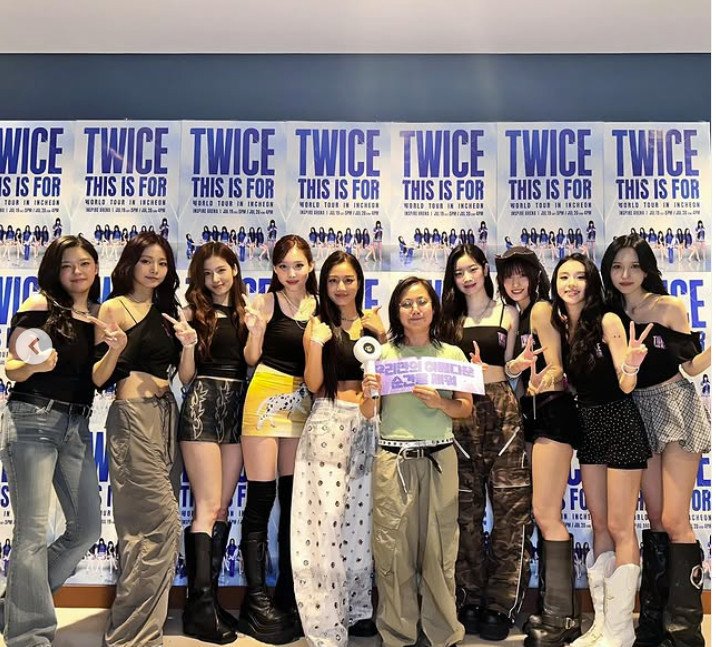 박나래, 트와이스 옆 앙증 인증샷…크롭티에 복근 과시 [N샷]