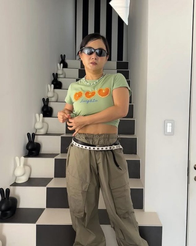 박나래, 트와이스 옆 앙증 인증샷…크롭티에 복근 과시 [N샷]