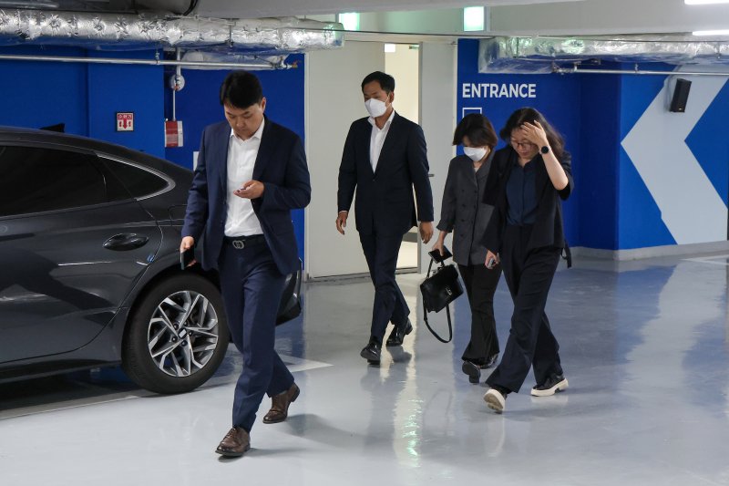 윤석열 전 대통령 배우자 김건희 여사 의혹을 수사하는 민중기 특별검사팀이 3일 서울 종로구 삼부토건 본사에서 압수수색을 마친 뒤 차량으로 이동하고 있다. (공동취재) 2025.7.3/뉴스1 ⓒ News1 황기선 기자