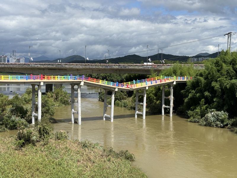 지난 20일 오후 8시 상판이 내려앉아 통행이 전면 금지된 울산 옛 삼호교의 모습. 폭우로 태화강 강물이 불어 교각 아래 지반이 침식된 것으로 추정되고 있다. 사진=최수상 기자