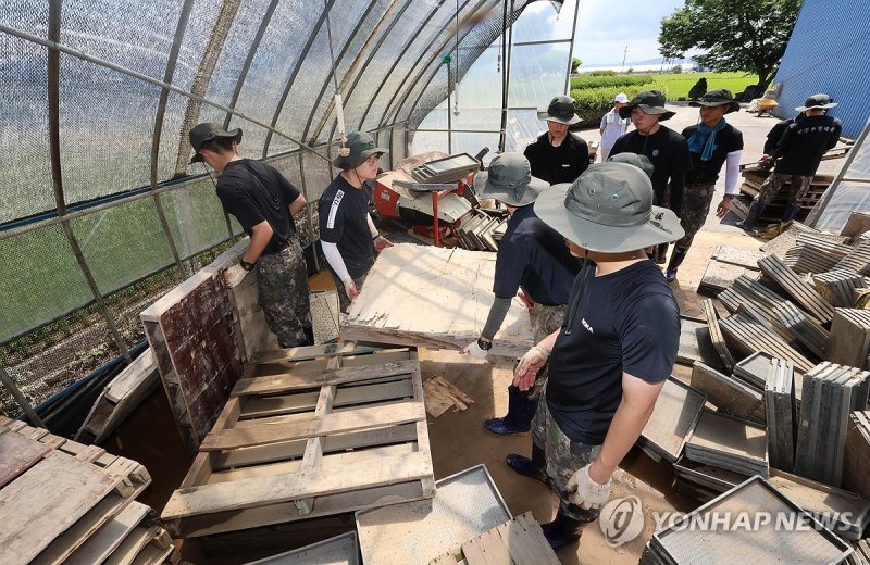 땀 흘리는 육군 장병 (출처=연합뉴스)