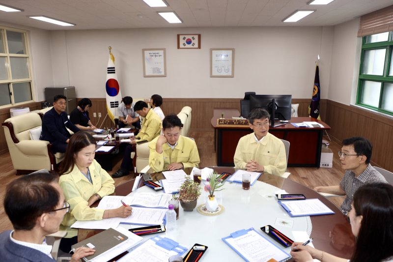[울산=뉴시스] 구미현 기자 = 천창수 울산시교육감은 21일 최근 내린 집중호우로 송수관로가 파손되면서 단수 피해를 본 울주군 영화초를 방문해 현장 상황을 점검하고 있다. 2025.07.21. (사진=울산시교육청 제공) photo@newsis.com *재판매 및 DB 금지