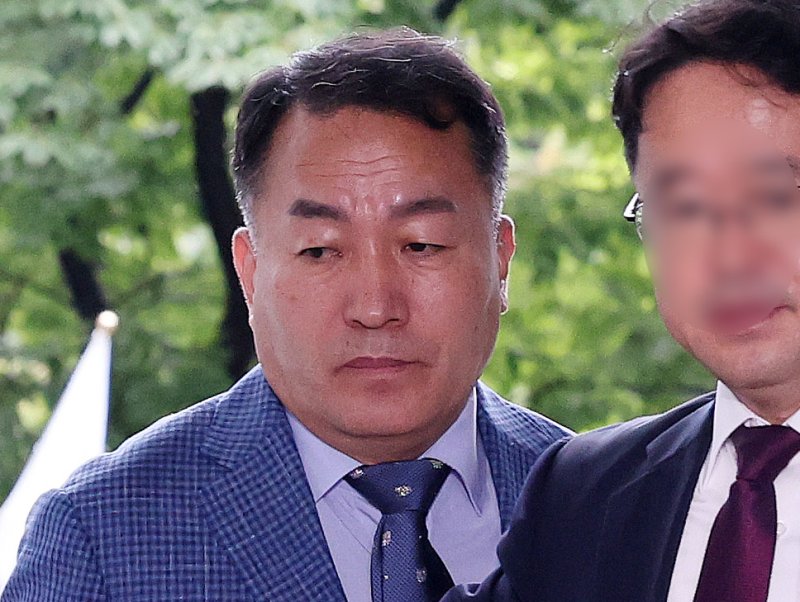 김계환 전 해병대 사령관이 2차 조사를 받기 위해 17일 서울 서초구 해병대원 순직사건 관련 의혹을 수사하는 순직해병특검팀 사무실로 출석하고 있다. 2025.7.17/뉴스1 ⓒ News1 박지혜 기자