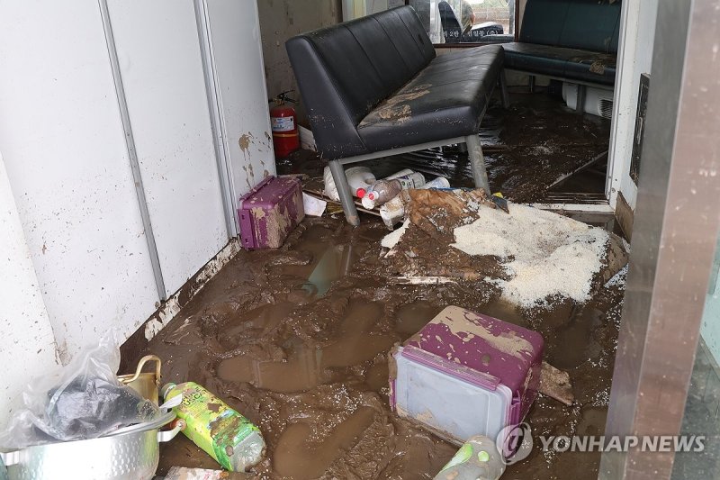 진흙 더미 쌓인 경로당 (출처=연합뉴스)