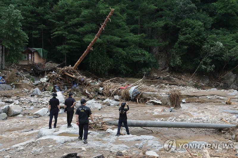 수마에 사라진 캠핑장 (출처=연합뉴스)