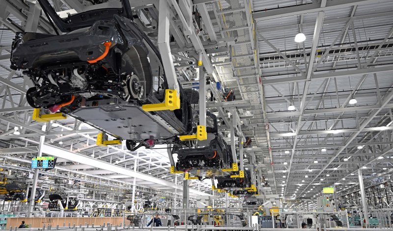 현대차그룹이 미국 조지아주에 세운 '현대차그룹 메타플랜트 아메리카(HMGMA)'에서 전기차가 생산되고 있는 모습. 사진=뉴시스