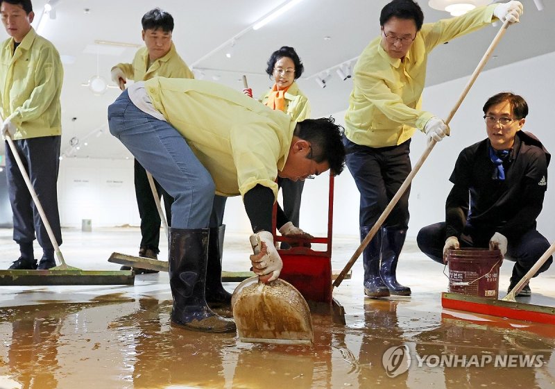 수해 현장 복구 작업하는 박찬대 후보 (출처=연합뉴스)