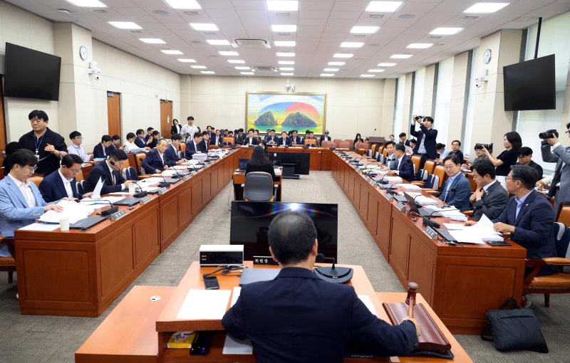 강준현 정무위 법안심사 제1소위원장이 지난 21일 서울 여의도 국회에서 열린 정무위원회 법안심사제1소위원회에서 의사봉을 두드리고 있다. 뉴시스