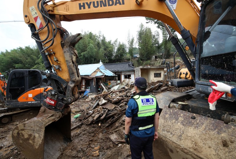 21일 폭우와 산사태 피해를 입은 경남 산청군 산청읍 모고마을에서 실종자 수색작업이 이뤄지고 있다. 2025.7.21/뉴스1 ⓒ News1 윤일지 기자
