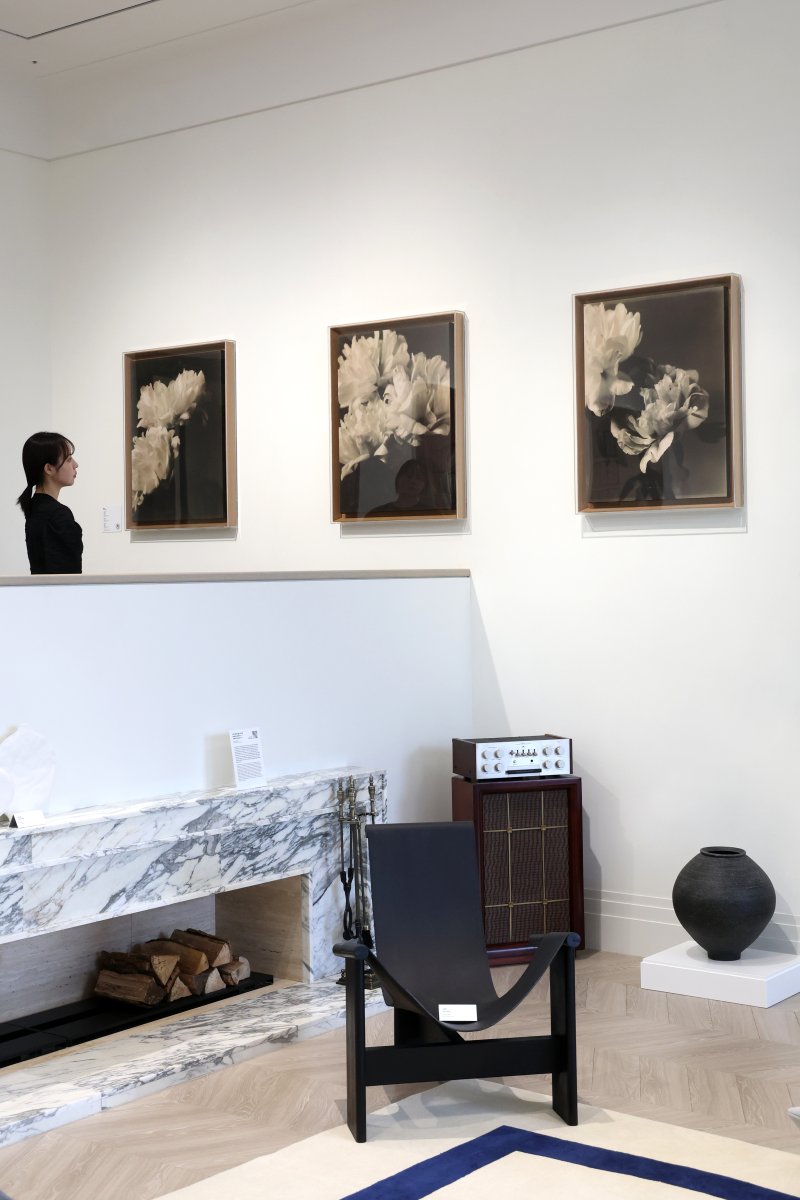 [서울=뉴시스] 박진희 기자 = 디뮤지엄(D MUSEUM)은 27일 서울 성동구 디뮤지엄에서 예술 작품과 컬렉션을 일상의 공간에서 만나보는 신개념 아트&라이프 전시 '취향가옥 2: Art in Life, Life in Art 2' 언론공개회를 갖고 주요 작품을 선보이고 있다. 이번 전시는 세계적인 거장부터 주목받는 신진 작가, 전통 공예에서 파인 아트에 이르기까지 경계 없는 다채로운 작품과 컬렉션 800여 점을 다양한 라이프스타일을 느낄 수 있는 층별 공간에서 선보이며, 예술 작품과 디자인 오브제가 사람 과 공간을 특징짓는 매개가 