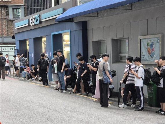 지난 17일 GS25 연신내점에서 '블루아카이브 빵' 구매를 위한 대기줄이 늘어서 있다. GS리테일