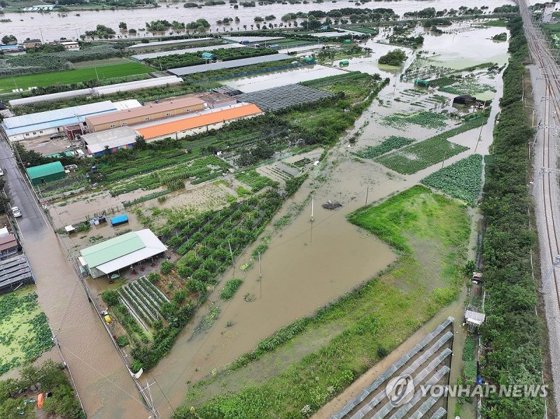 범람한 강물에 침수된 마을 (출처=연합뉴스)