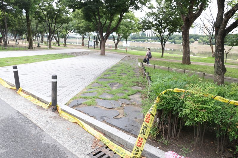 동촌유원지에 남은 출입 통제 흔적 (출처=연합뉴스)