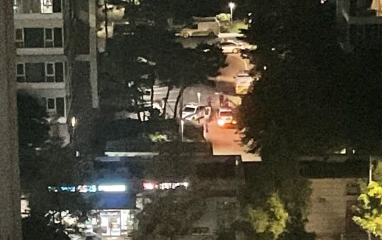 [인천=뉴시스] 총기 사고가 발생한 20일 오후 인천 연수구 송도국제도시의 한 아파트 모습. (사진=온라인커뮤니티 갈무리) 2025.07.21. photo@newsis.com *재판매 및 DB 금지 *재판매 및 DB 금지