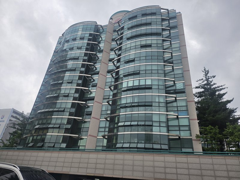 [서울=뉴시스] 조성하 기자 = 인천 연수구 송도의 한 아파트에서 30대 아들을 사제총기로 살해한 60대 남성 A씨가 서울 도봉구 쌍문동 자택에 사제폭발물을 설치한 사실이 알려지면서 해당 아파트 주민들은 충격에 휩싸였다. 사진은 A씨의 자택. 2025.07.21. create@newsis.com